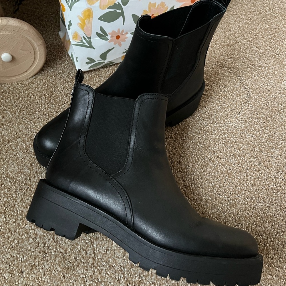 Sam Edelman Black Ankle Chelsea Boots with Chunky Sole and Elastic Side Panels